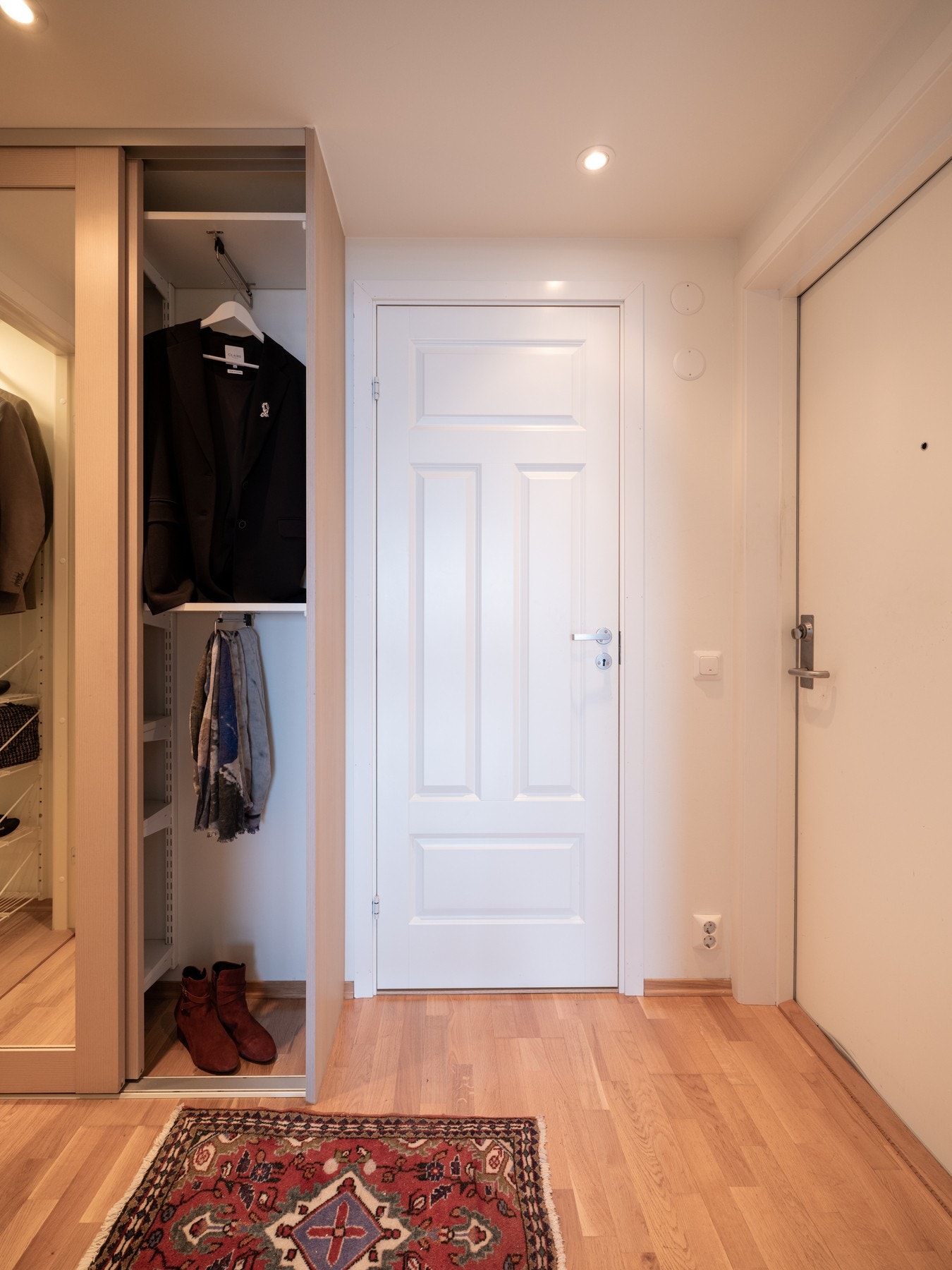 Entréen har skyvedørsgarderobe som medfølger. Av ekstern lagring medfølger to kjellerboder på totalt hele 19 kvm. Galleribilde