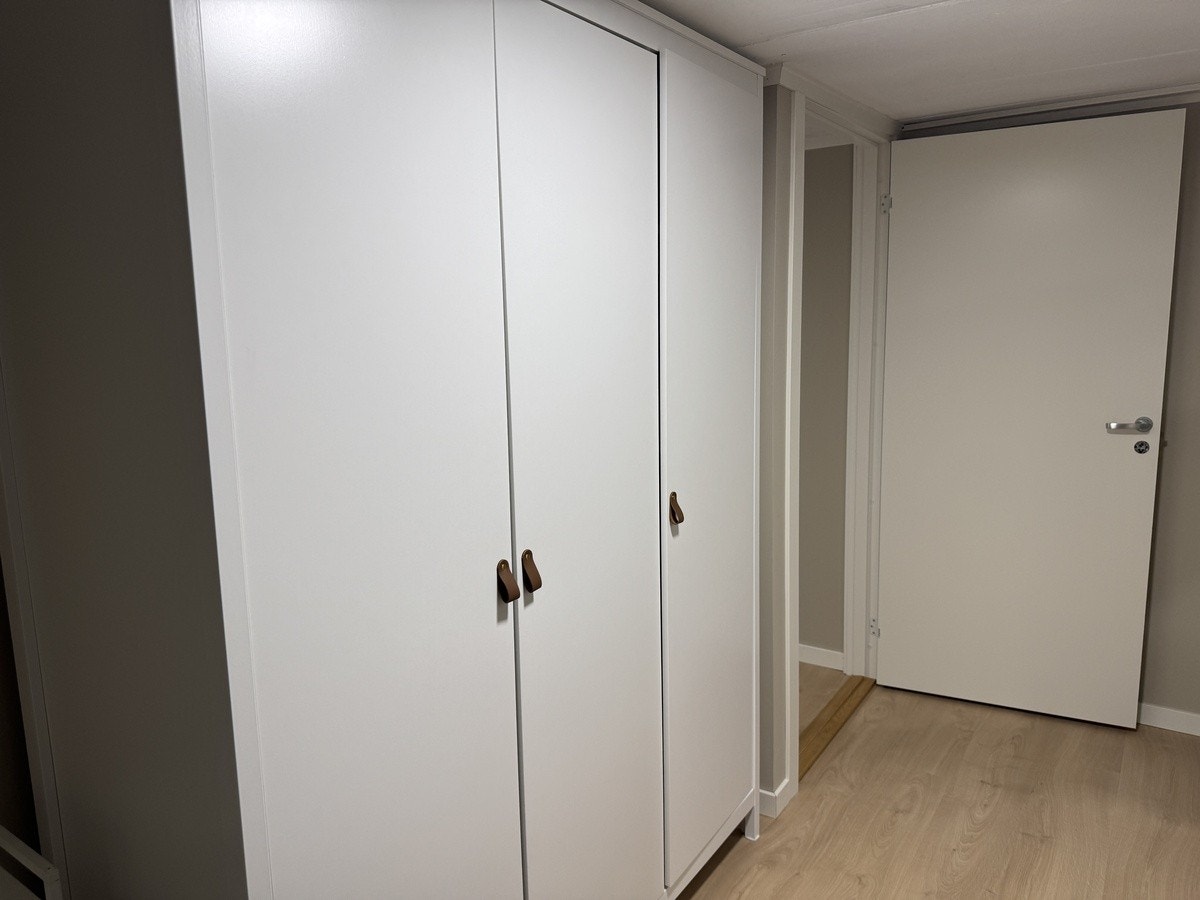 Garderobe i gang Galleribilde