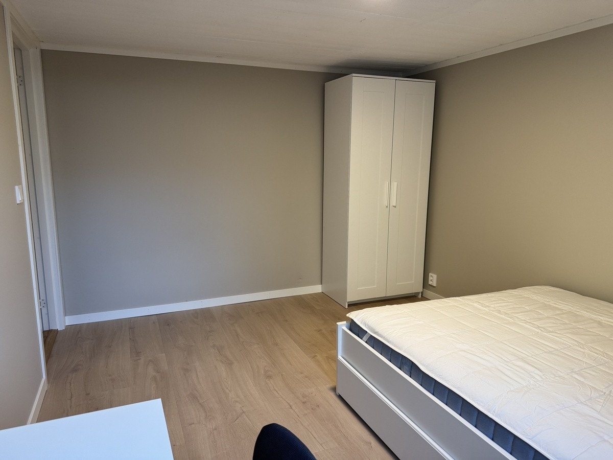 Soverom 3: Skap, pult og seng Galleribilde