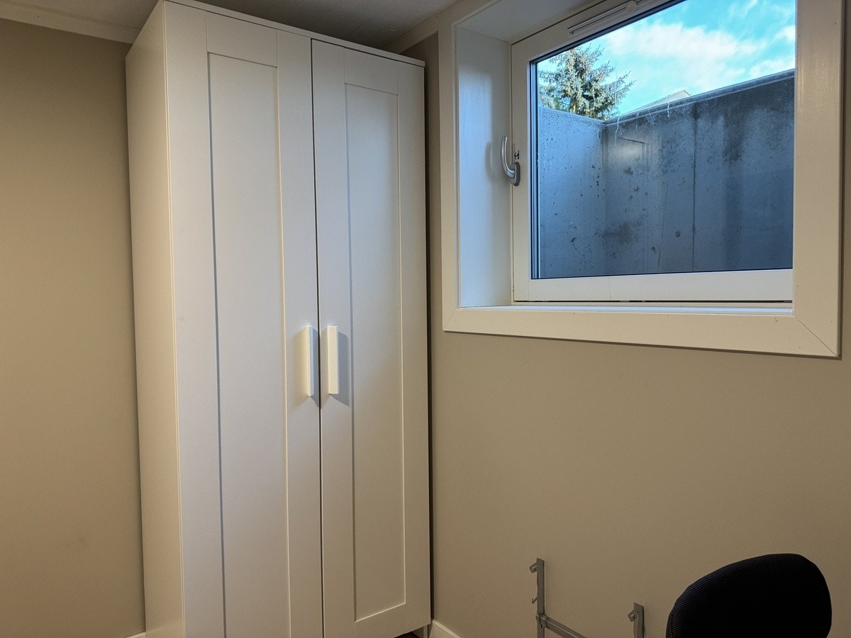 Soverom 2: skap og pult Galleribilde