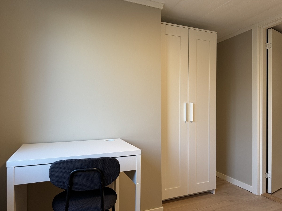 Soverom 1: skap og pult Galleribilde