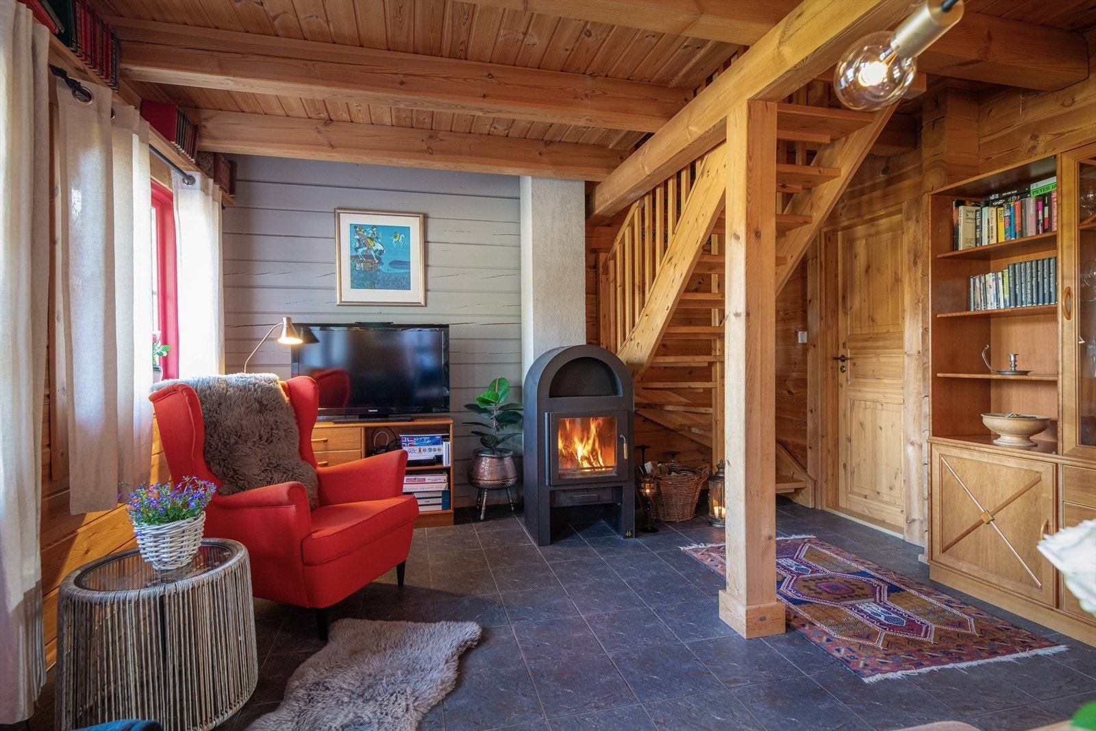 Hytta har elementpipe og peisovn med glassdør som gjør at man kan nyte innsyn til flammene. Galleribilde