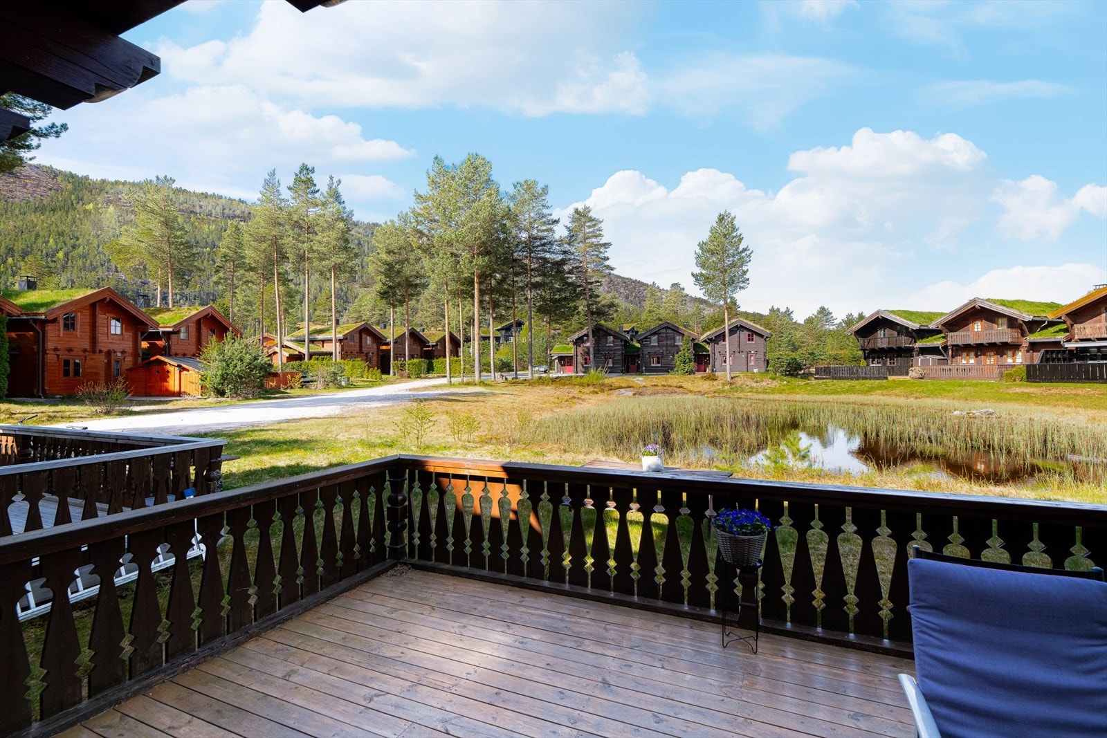 Her har du nydelig utsikt mot nærområdet, og du kan nyte kveldssolen på sommerstid! Galleribilde