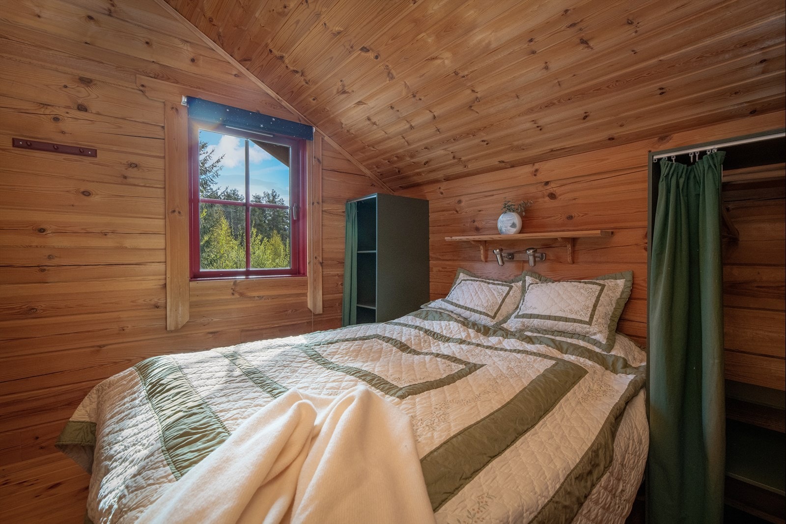 Hytta har tre soverom som alle ligger i 2. etasje. Galleribilde