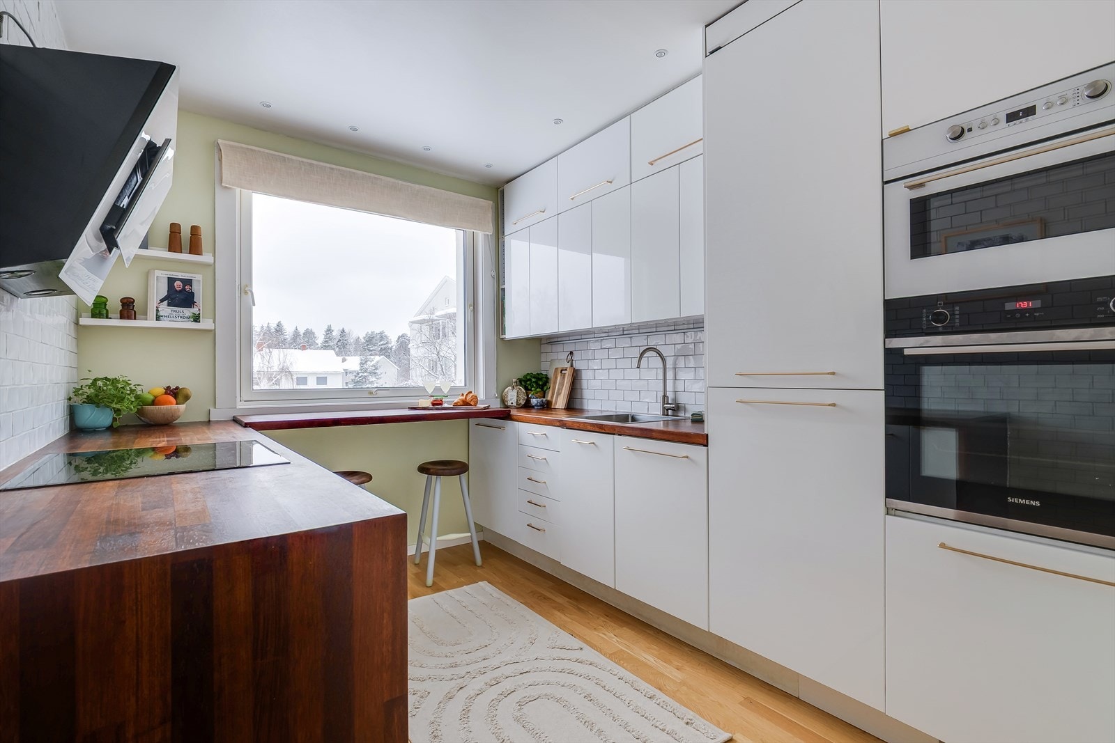 Ikea-innredning fra 2013 med hvite glatte fronter og benkeplater av oljet eik. Galleribilde