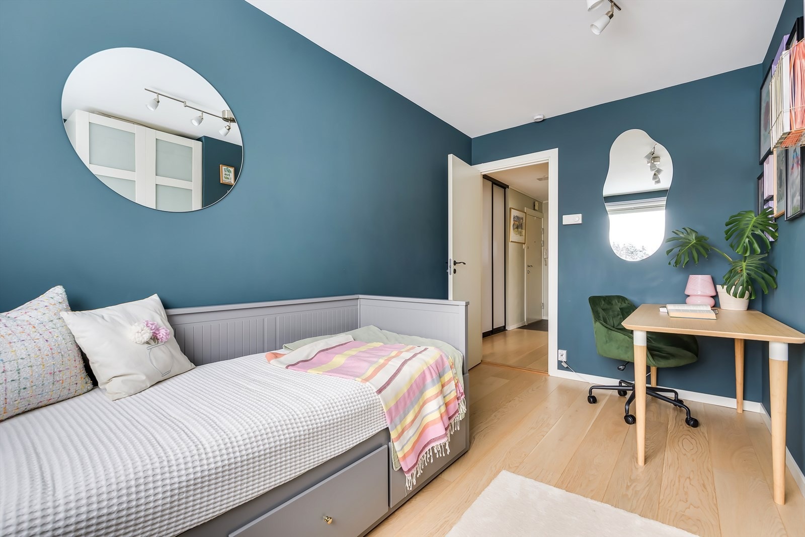 Her er det også plass til skrivebord og seng, i tillegg til medfølgende garderobeskap. Galleribilde