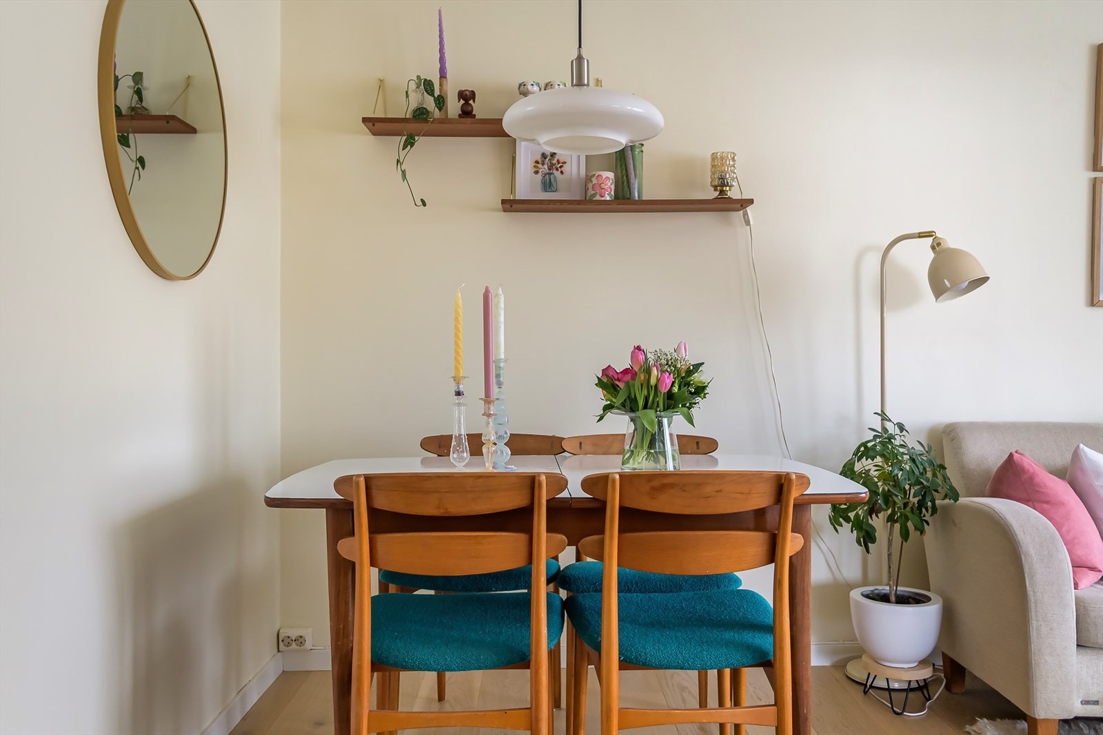 I stuen er det plass til både sofagruppe og spisebord. Galleribilde