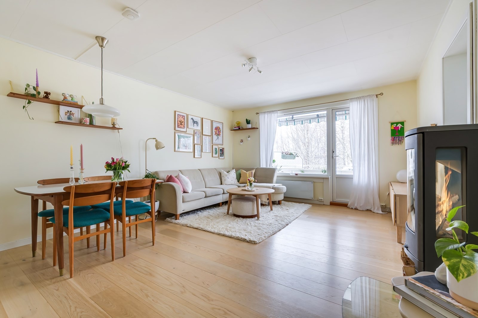 Stuen har et pent enstavs parkett gulv Galleribilde