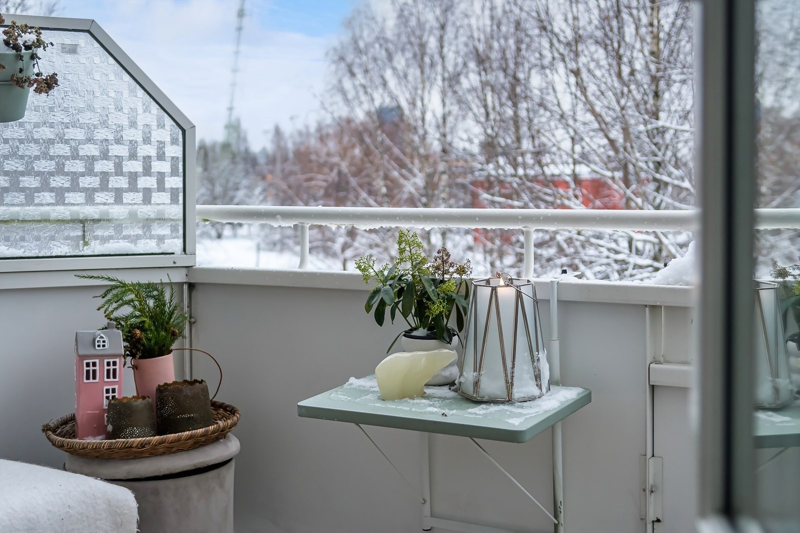 Herlig balkong hvor sommerkveldene kan nytes uten innsyn Galleribilde