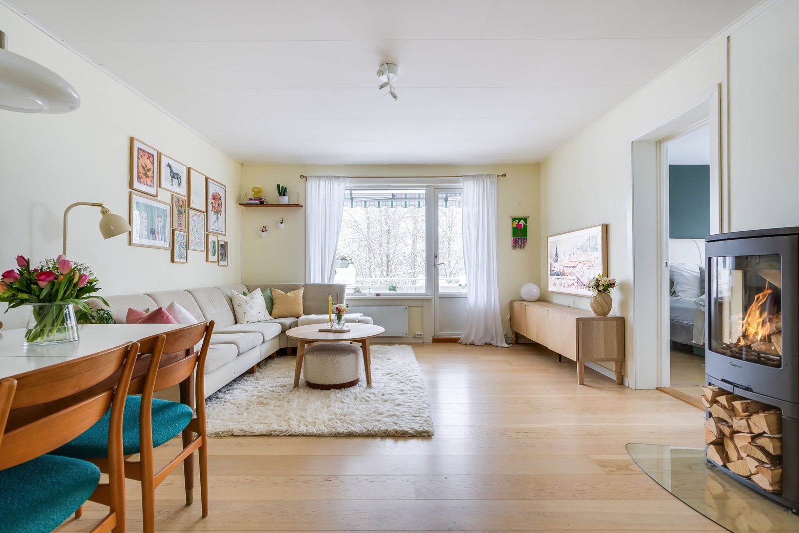 Stuen er lys og luftig med stort vindu, og peisovn som gir en herlig atmosfære. Galleribilde