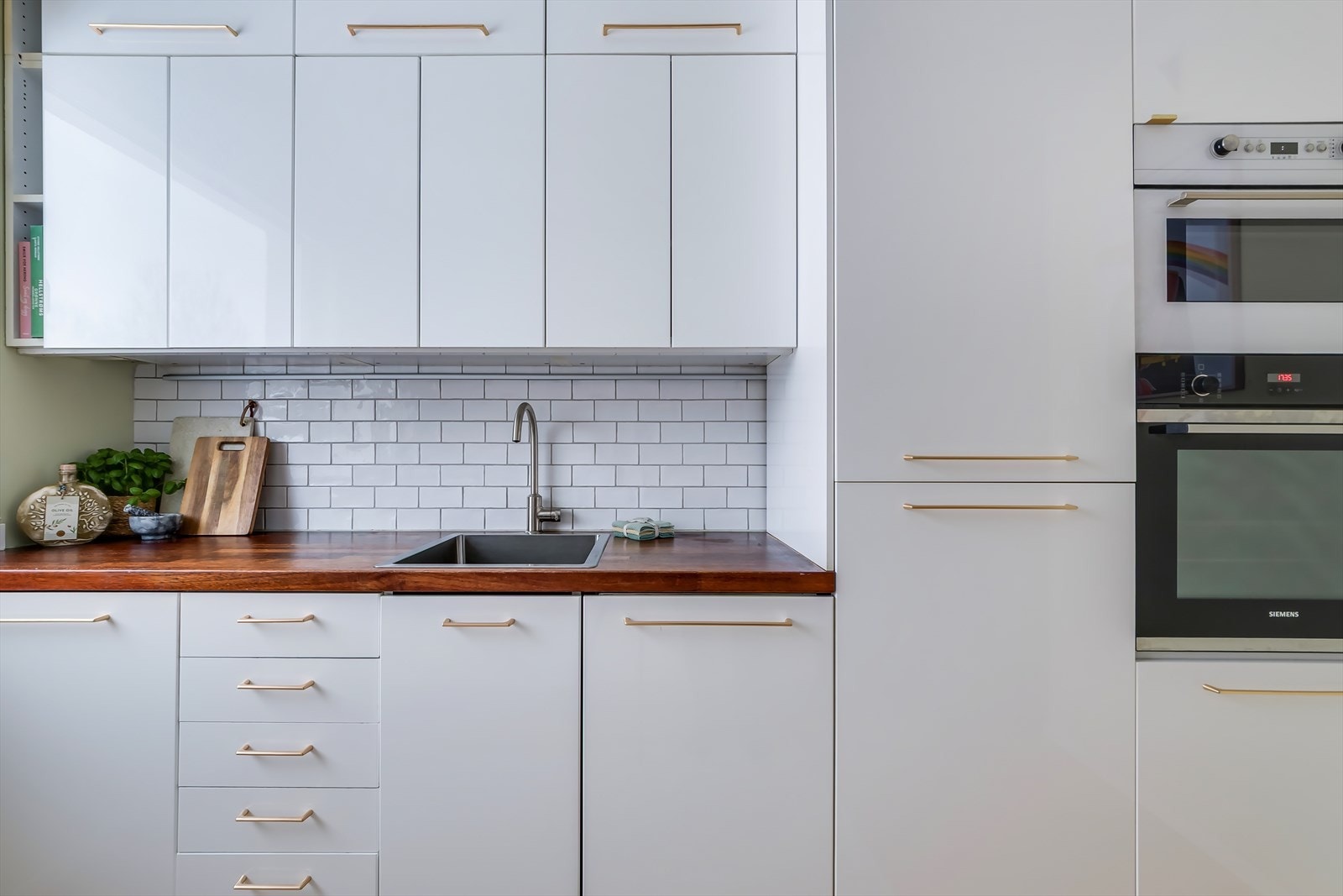 Kjøkkenet er utstyrt med integrerte hvitevarer som stekeovn og mikro i ståhøyde, induksjonstopp, oppvaskmaskin og kjøle-/fryseskap. Galleribilde