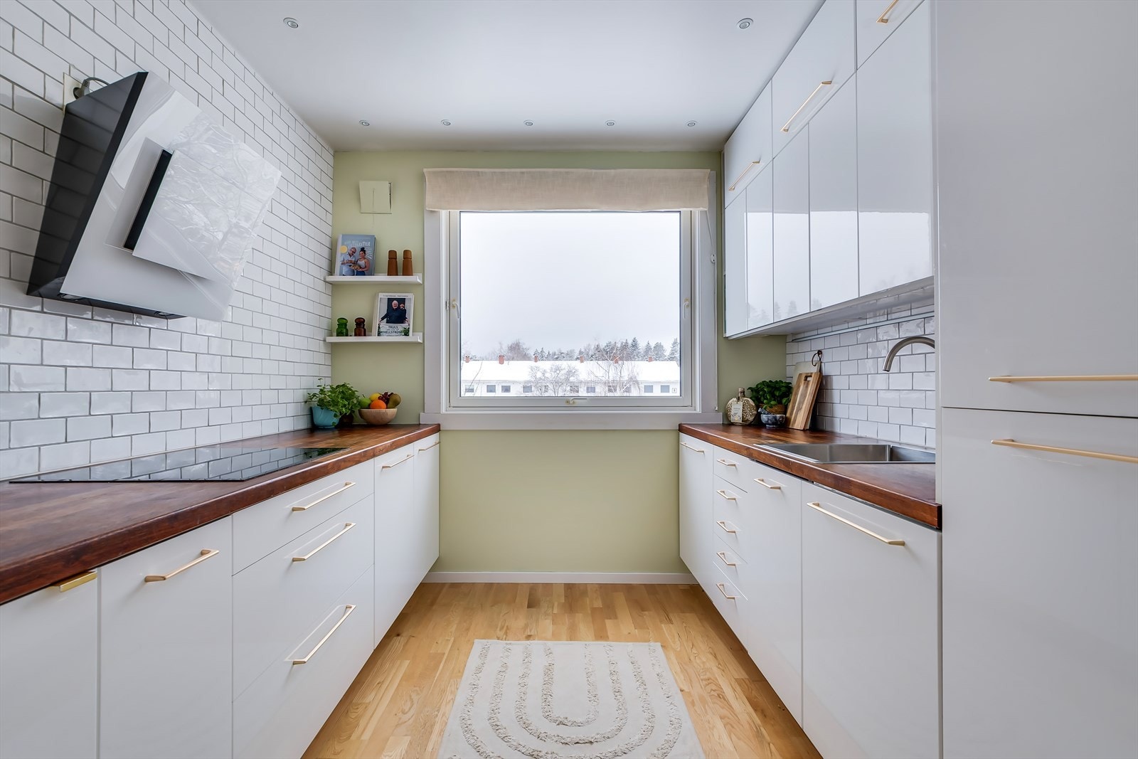 Praktisk demonterbar barløsning under vinduet. Galleribilde