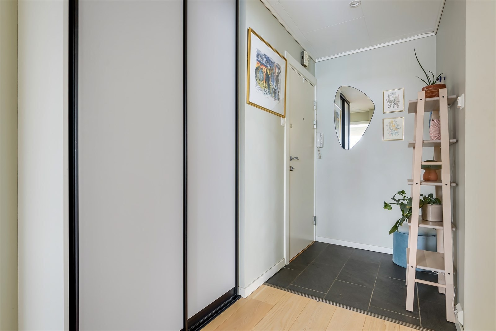 Lys og åpen entré med fliser og varmekabler i gulvet og plass for oppbevaring av yttertøy og sko. Galleribilde