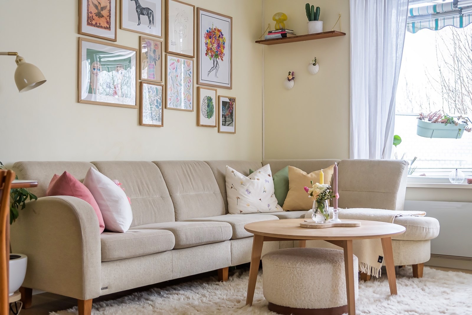 Leiligheten har en moderne farge palett Galleribilde