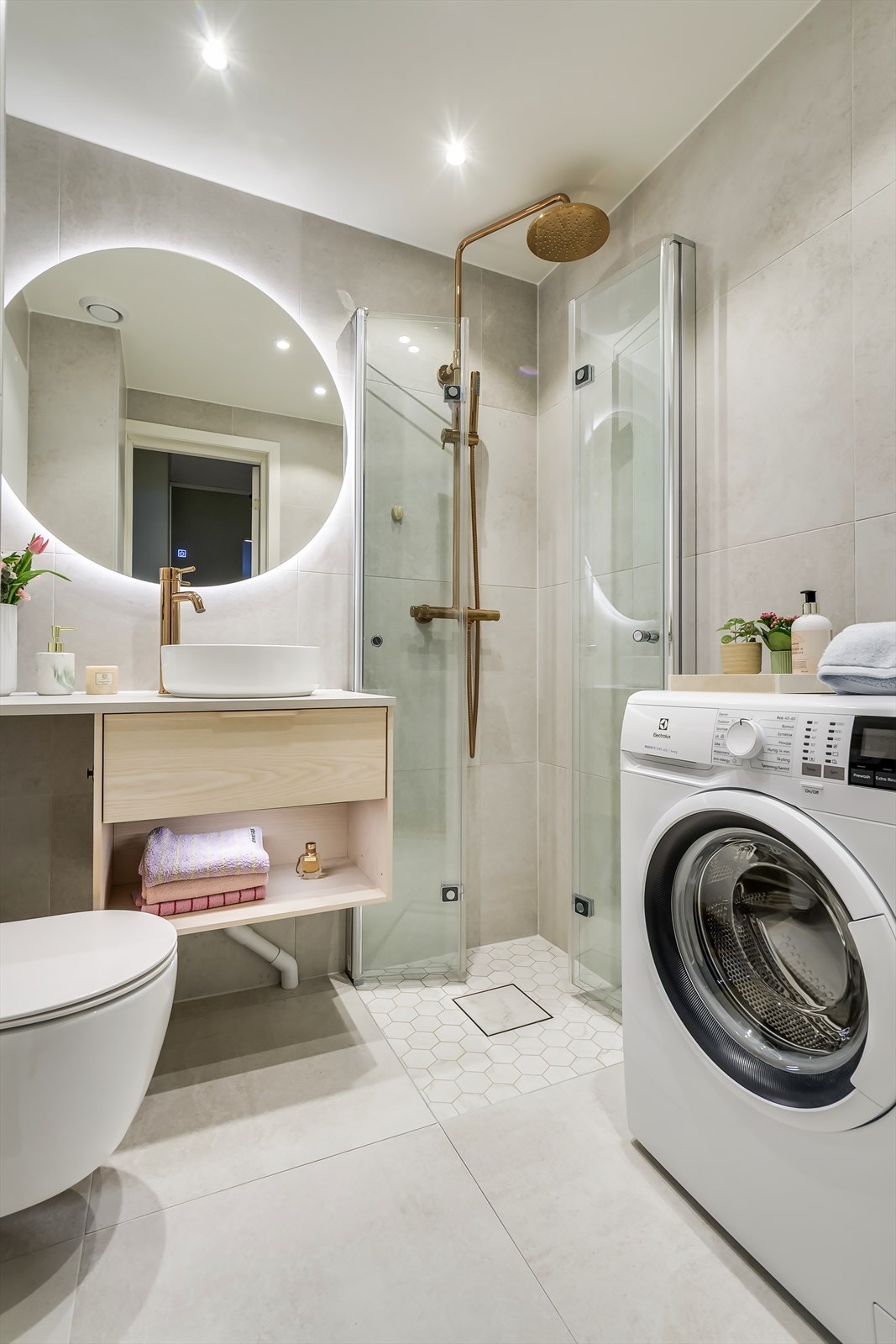 Badet ble totalrenovert i 2023 i forbindelse med rørfornying i regi av borettslaget. Det ble gjort tilvalg på fliser og innredninger. Galleribilde