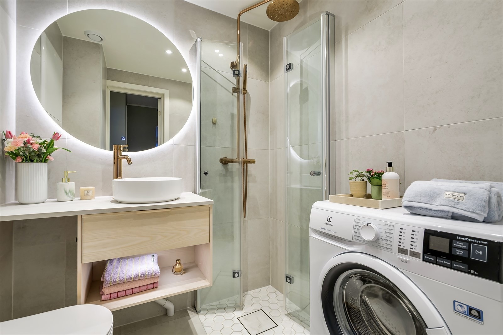 Rålekkert flislagt bad med varmekabler i gulvet. Galleribilde