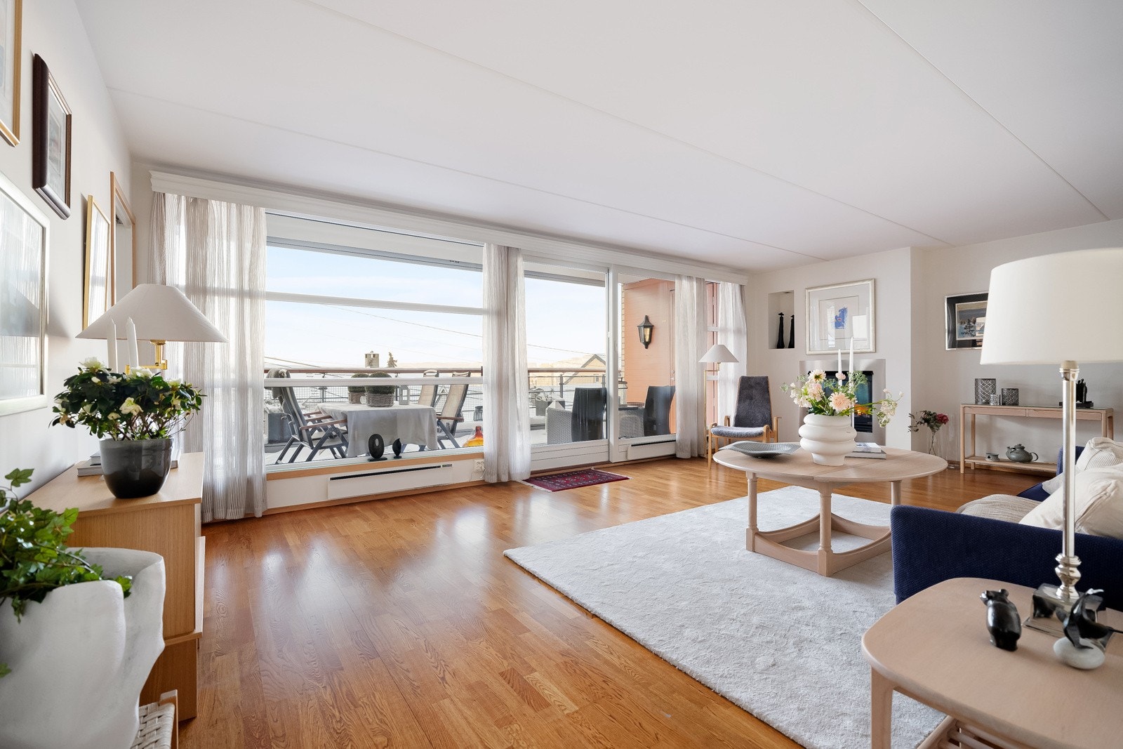 Leiligheten har en lys, romslig og innbydende stue. Galleribilde