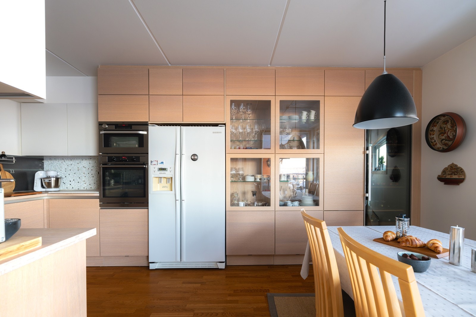 Kjøkkenet har integrert komfyr og dampovn i høyskap, nedfelt platetopp, innfelt kjøleskap med frysedel, vinkjøler og oppvaskmaskin - alle følger med handelen. Galleribilde