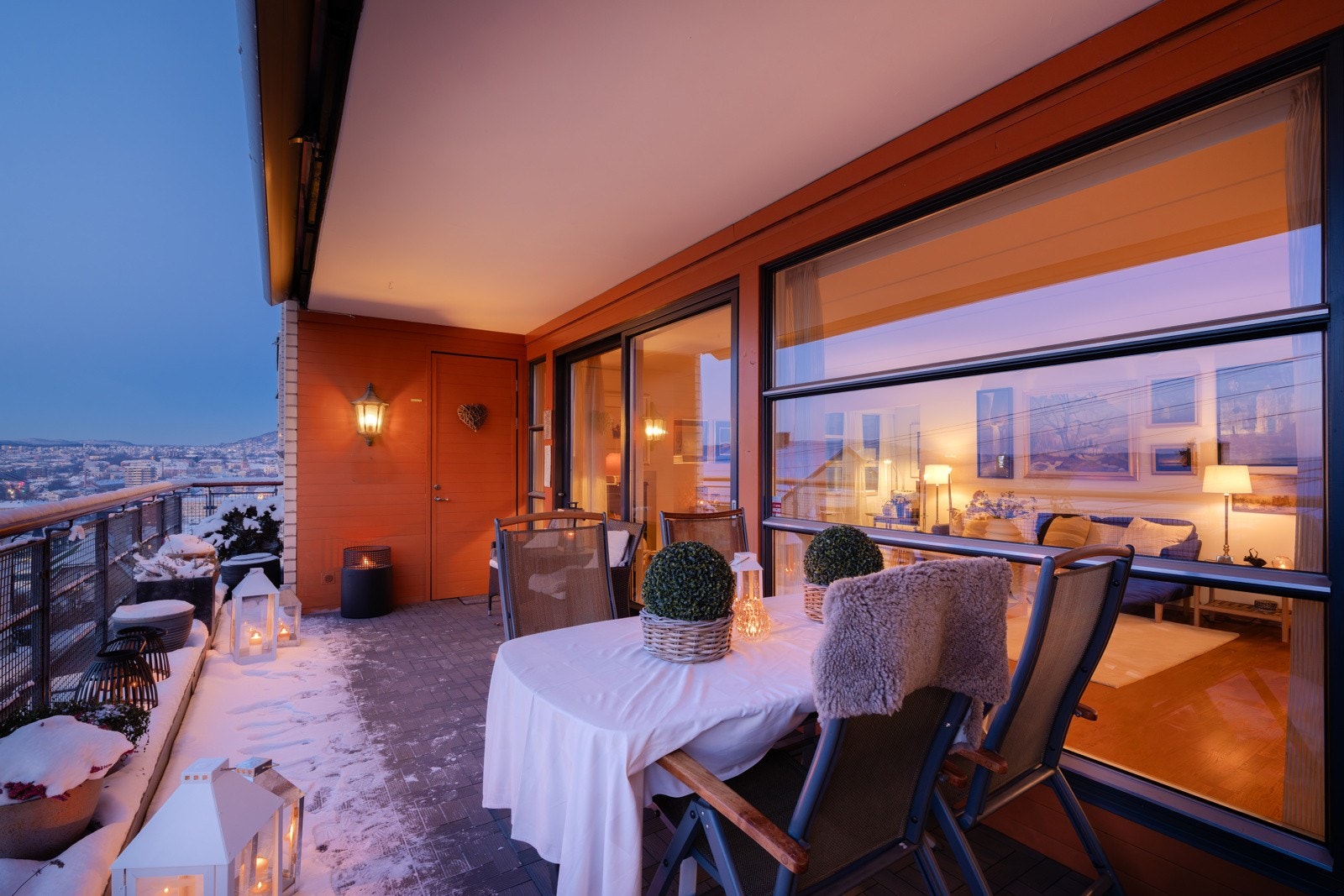 Her kommer du til en lys, romslig og svært innbydende 3-roms endeleilighet beliggende i idylliske Arctanderbyen. Galleribilde