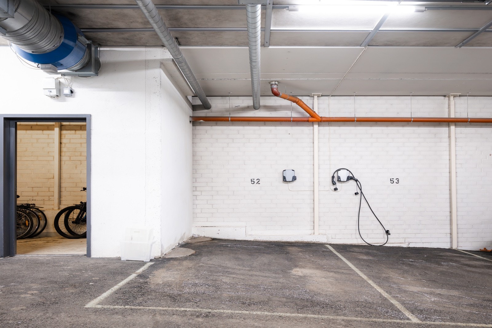 Det følger med to parkeringsplasser i kjeller merket "52". Det finnes også noen gjesteparkeringer utenfor sameiet. Galleribilde