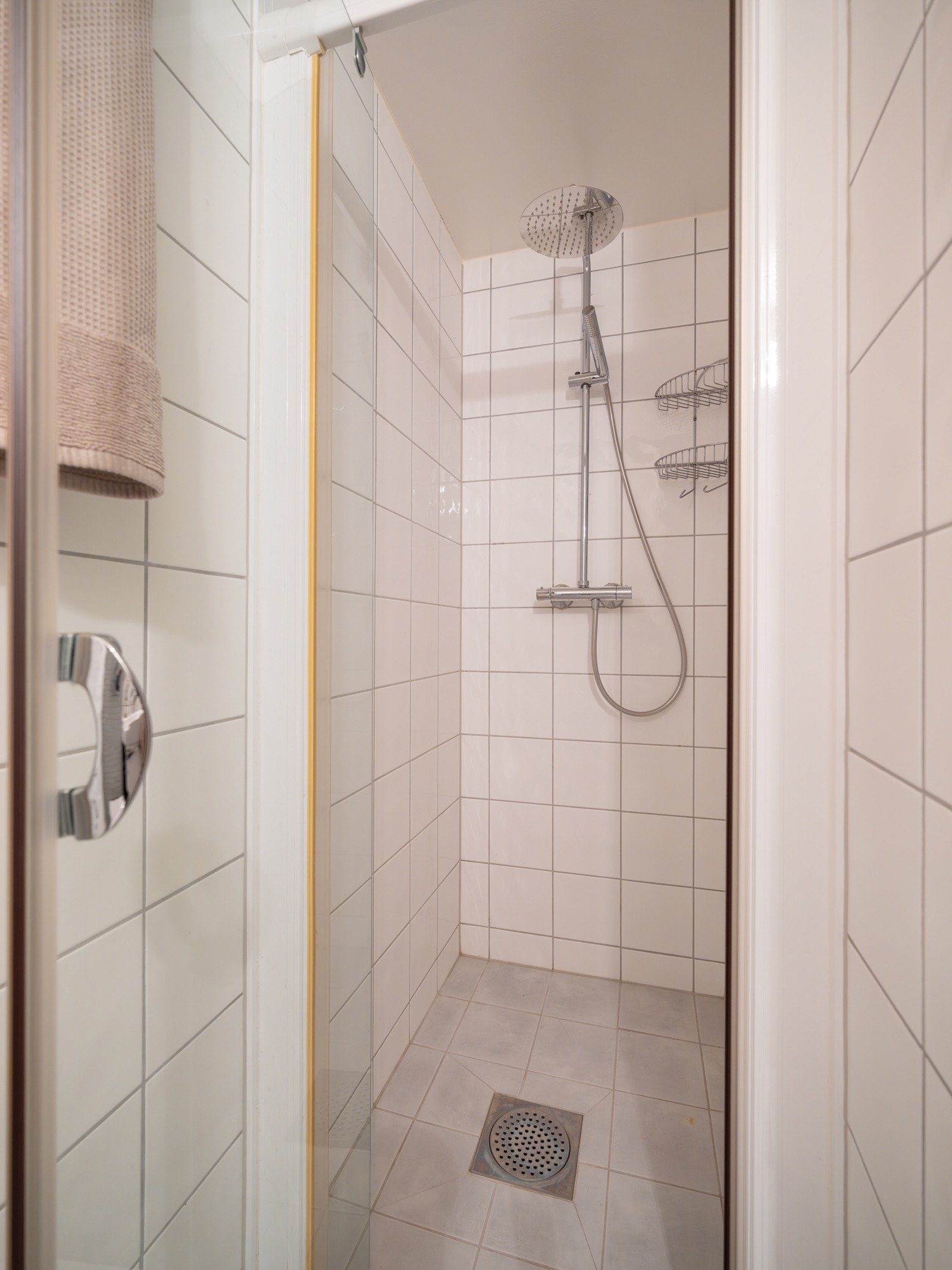 Flislagt gulv med varme og flislagte vegger. Galleribilde