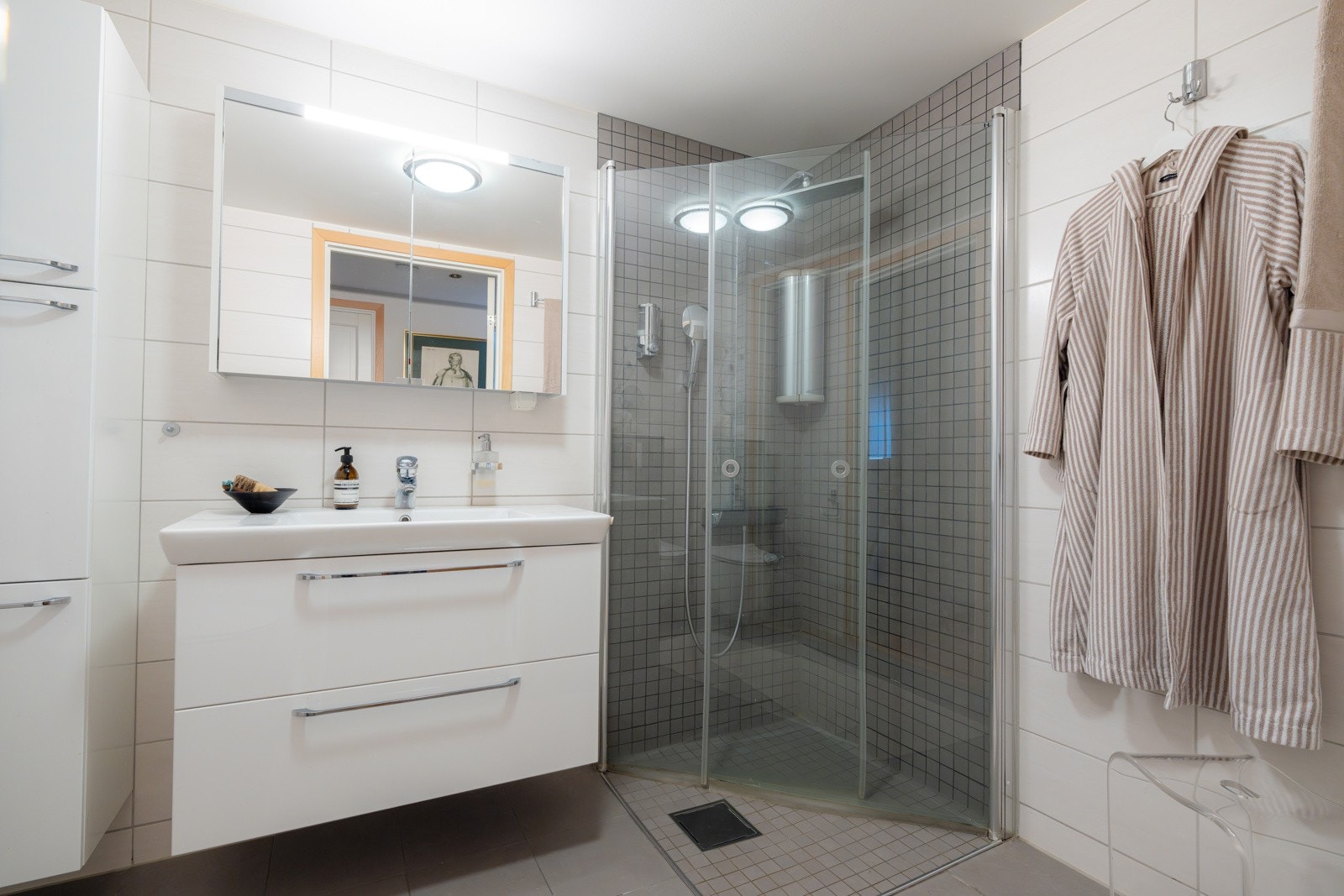 Pent hovedbad oppgradert med nye overflater og utstyr rundt 2017. Galleribilde