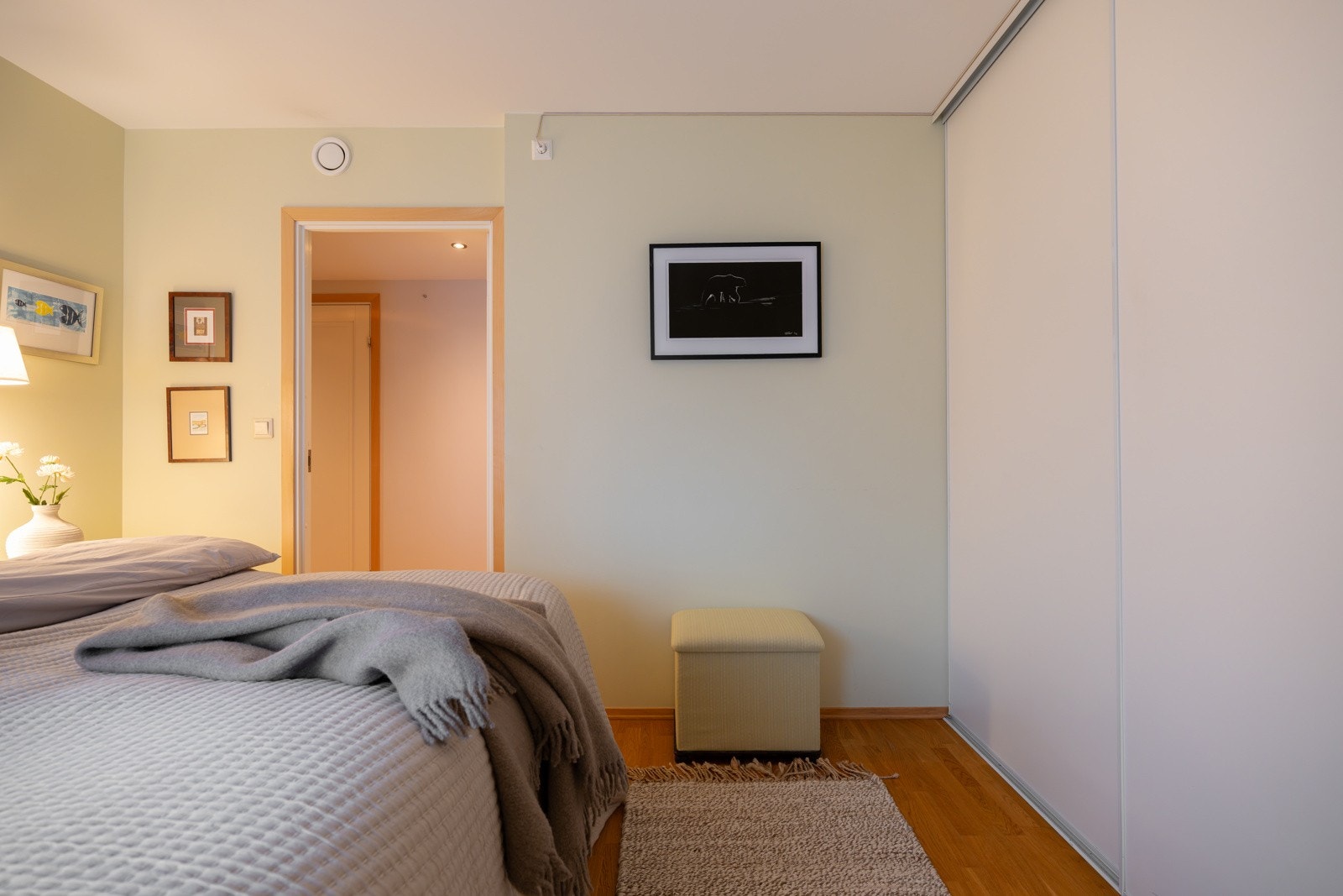 God plass til oppbevaring av klær i skyvedørsgarderobe. Galleribilde