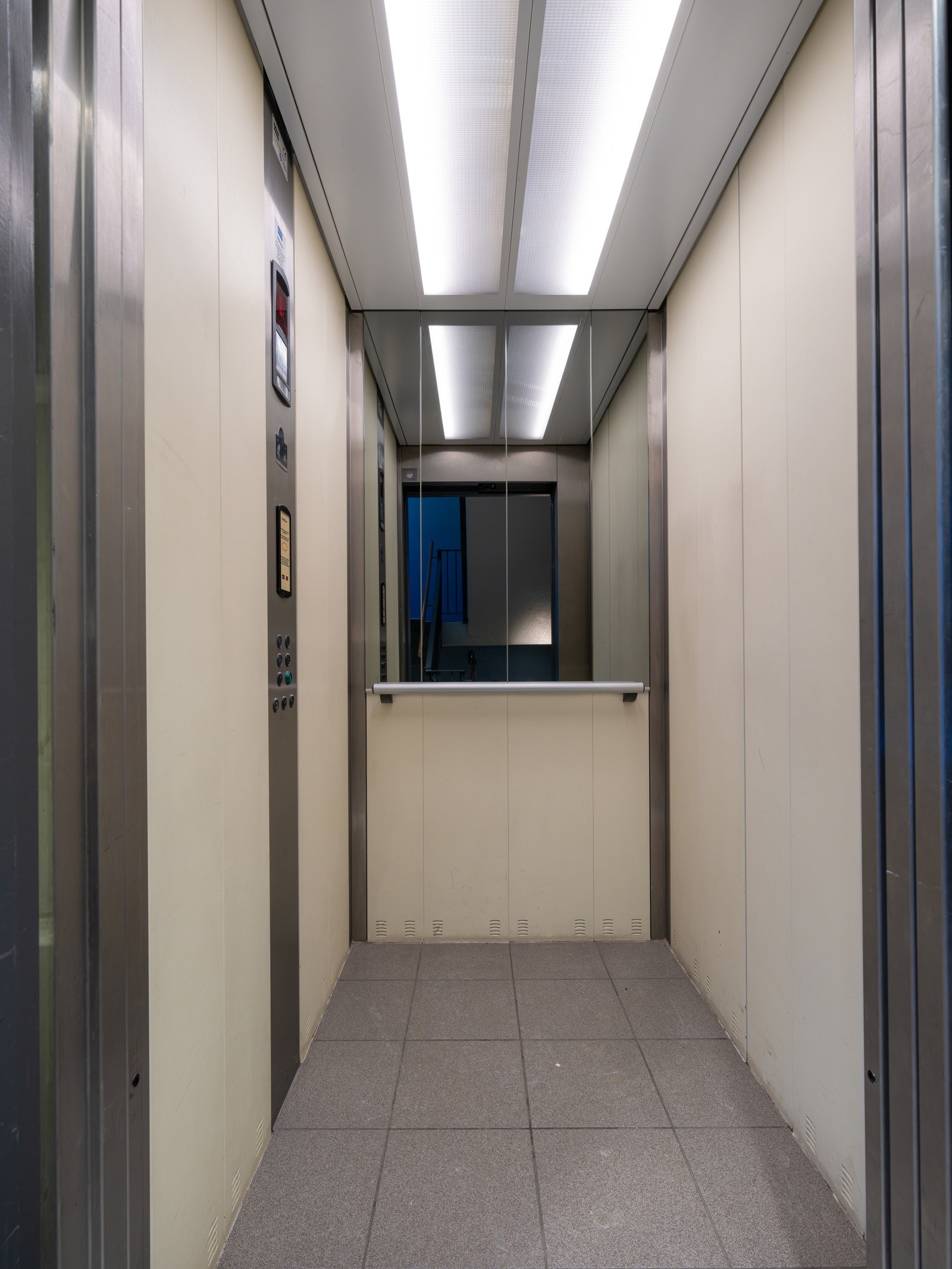 Praktisk med heis i bygget, særlig når en skal ned til garasjen eller til boden. Galleribilde