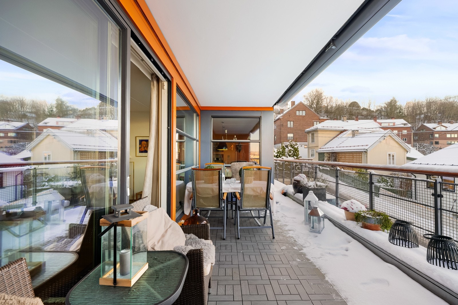 Terrassen har god plass til utemøblement, grill og blomsterkasser. Galleribilde