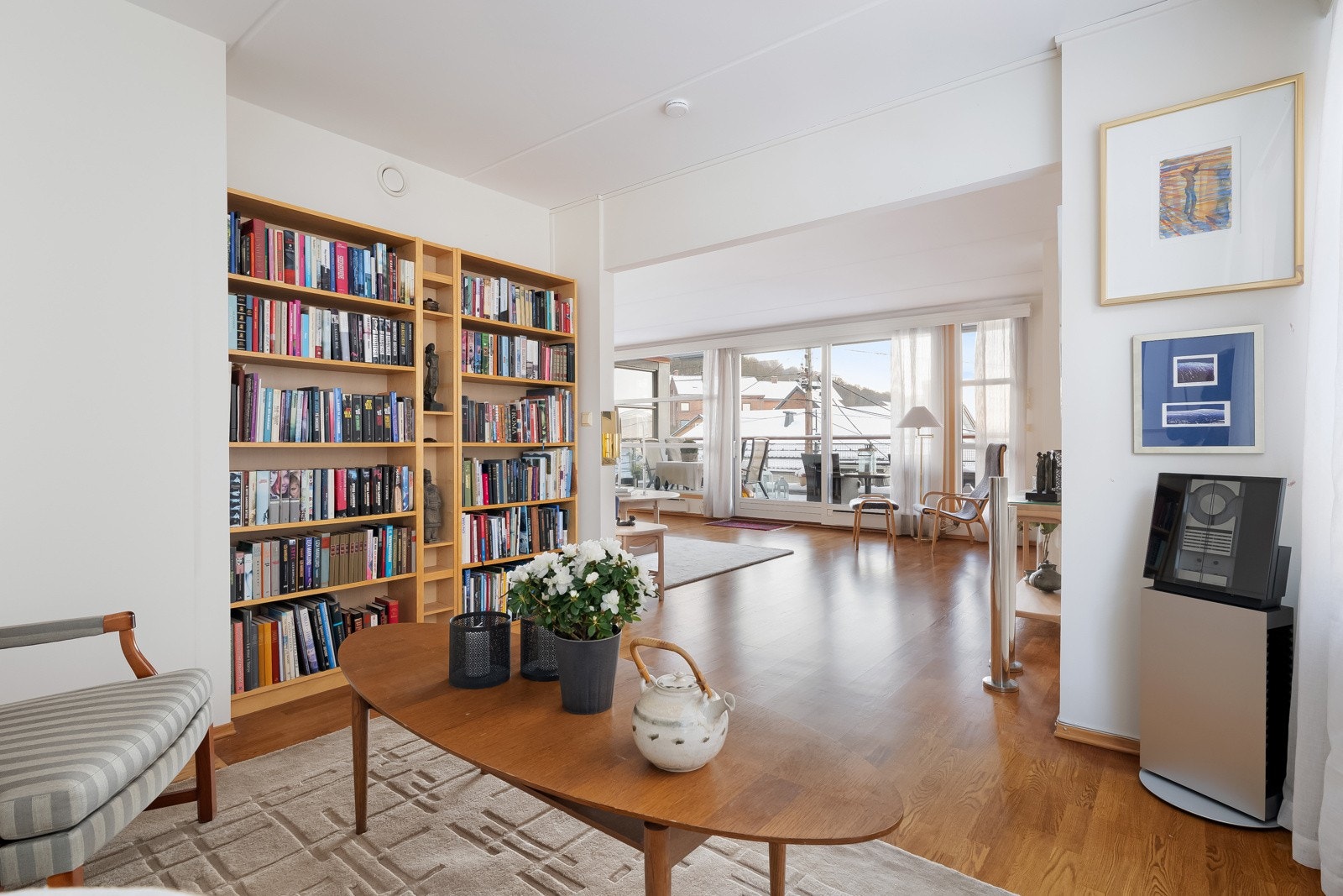 Leiligheten er vel gjennomført med lyse overflater. Galleribilde