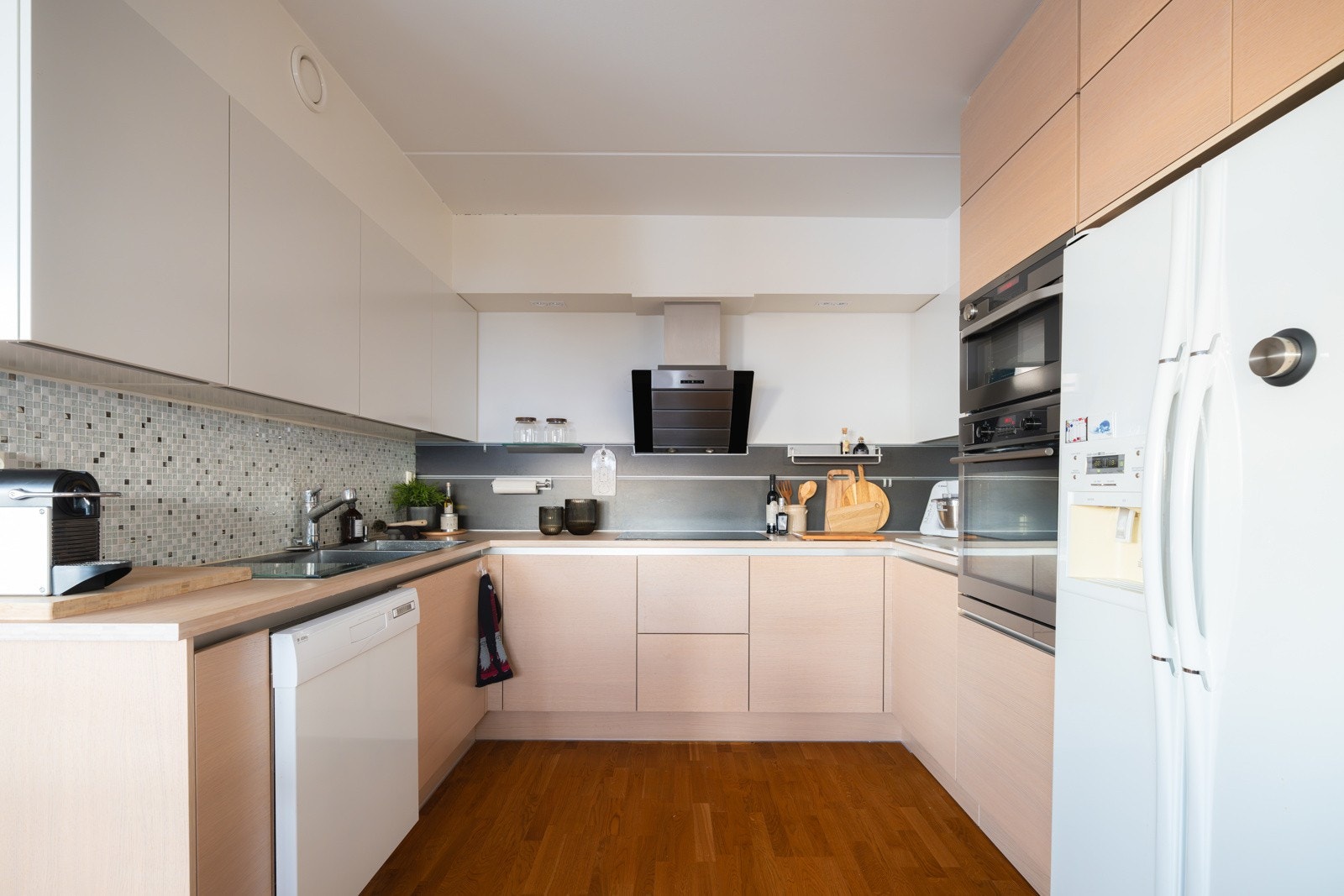 Leiligheten har et pent, velholdt og innholdsrikt kjøkken fra HTH. Galleribilde