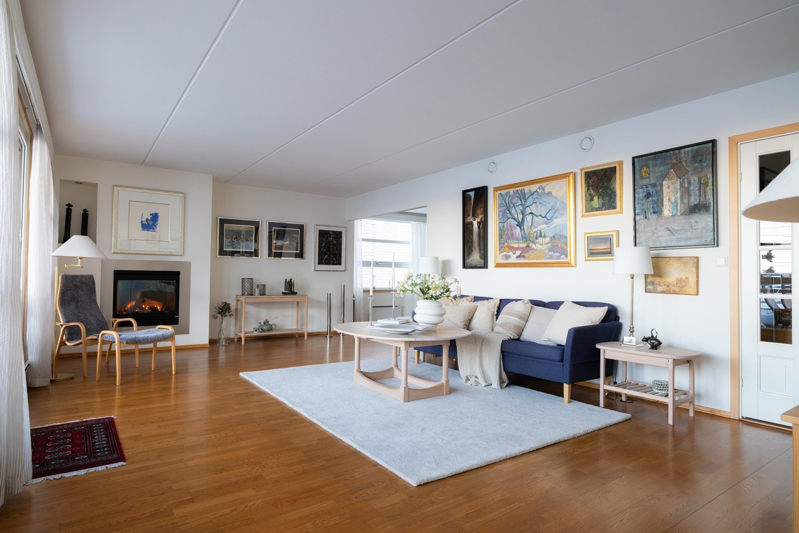 Store vindusflater fra flere kanter slipper inn rikelig med naturlig lys og bidrar til en luftig romfølelse. Galleribilde