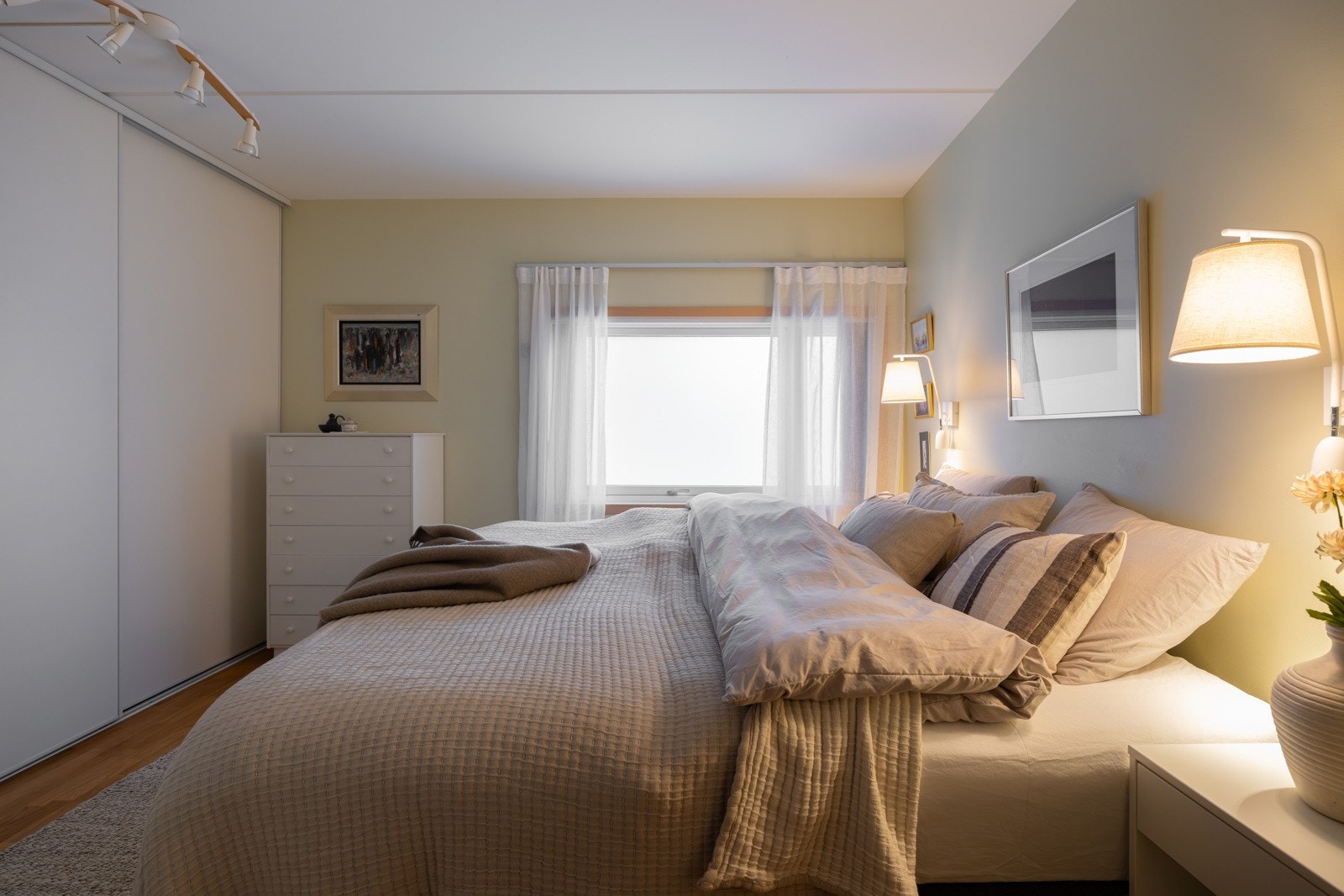 Hovedsoverommet er romslig med plass til dobbeltseng, nattbord og annet møblement. Galleribilde