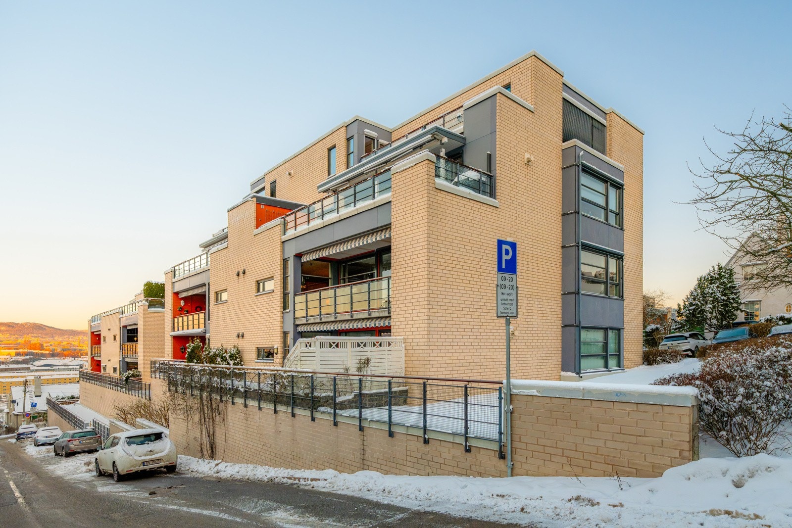 Veldrevet og hyggelig sameie med 58 leiligheter. Eier har bodd i sameiet siden det sto nytt og har stortrivdes. Galleribilde