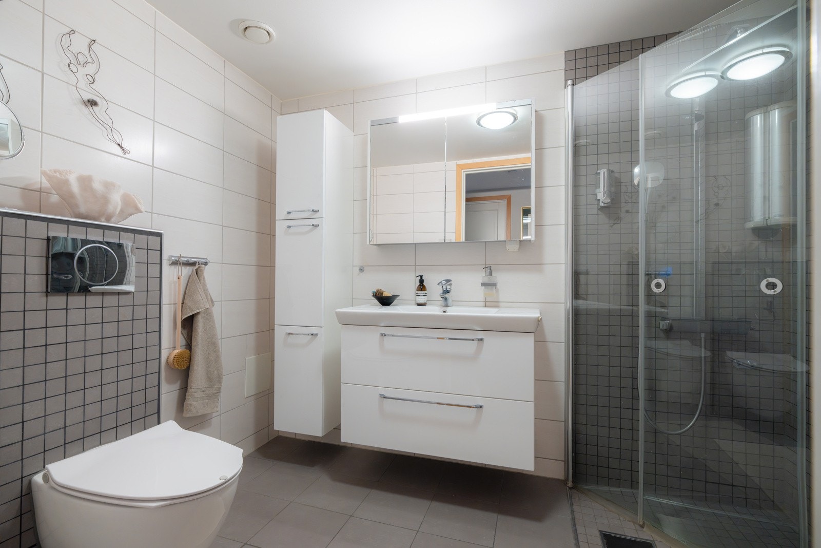 Leiligheten har to baderom og et praktisk vaskerom. Galleribilde