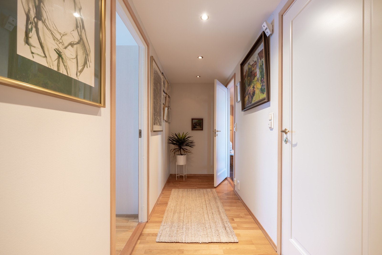 Det er en innvendig bod, utebod med adkomst fra terrassen og en kjellerbod for ytterligere lagringsplass. Galleribilde