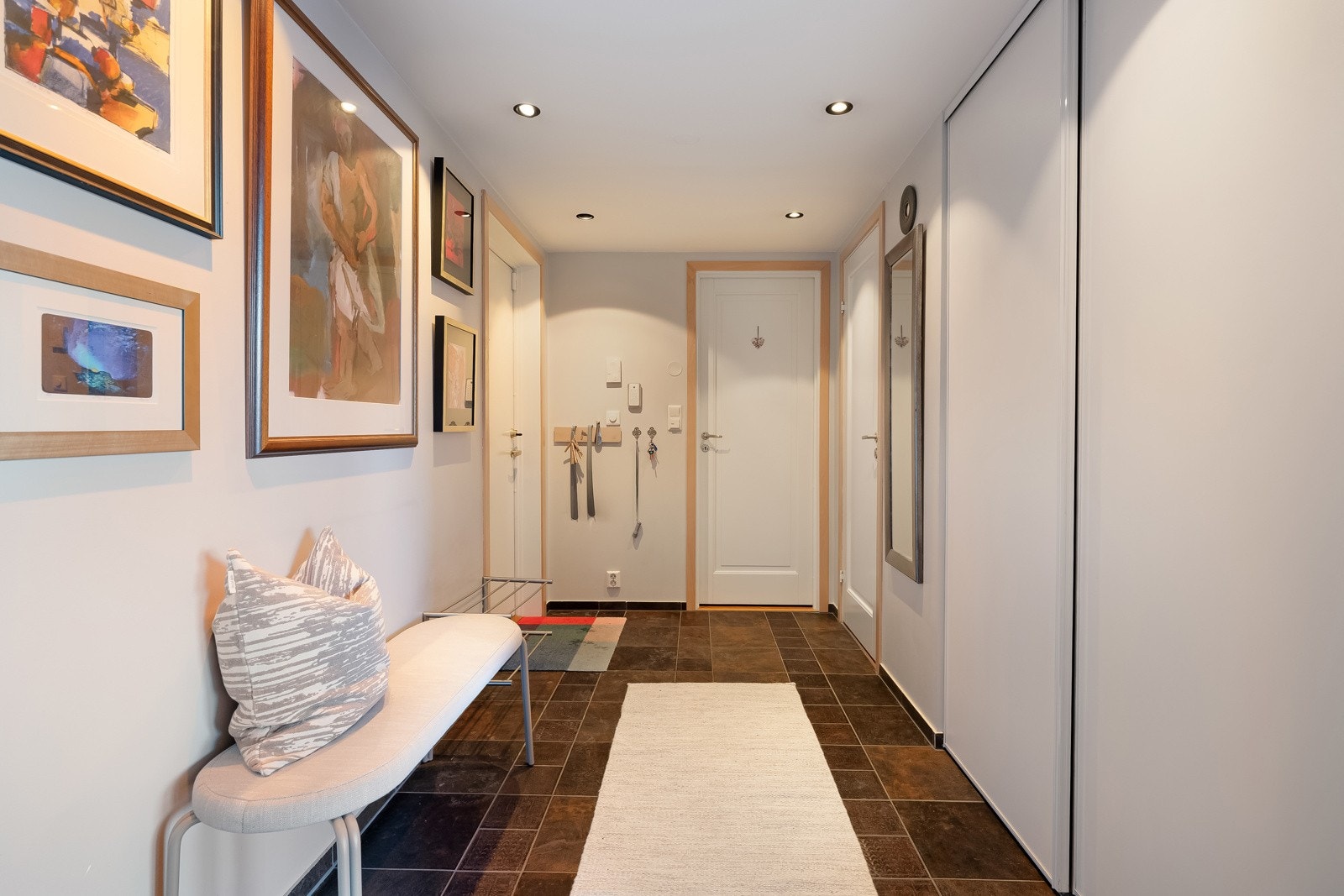 Når du kommer inn i leiligheten blir du møtt av en lys og romslig entré som gir et godt førsteinntrykk. Galleribilde