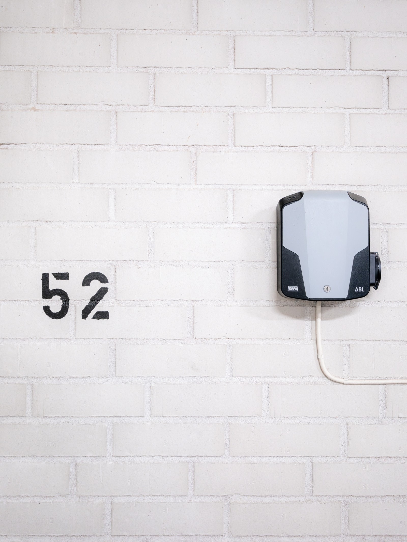 Det er el-billader på én av plassene. Galleribilde