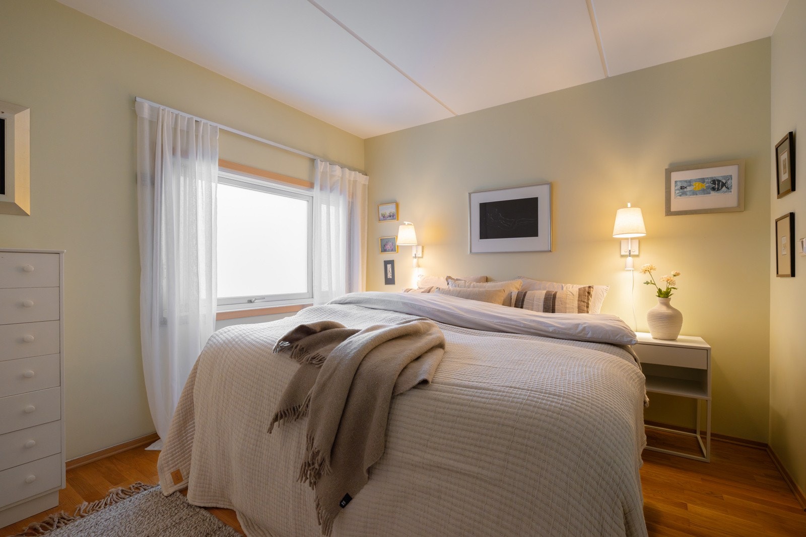 Leiligheten har to gode soverom, begge med store skyvedørsgarderober. Galleribilde