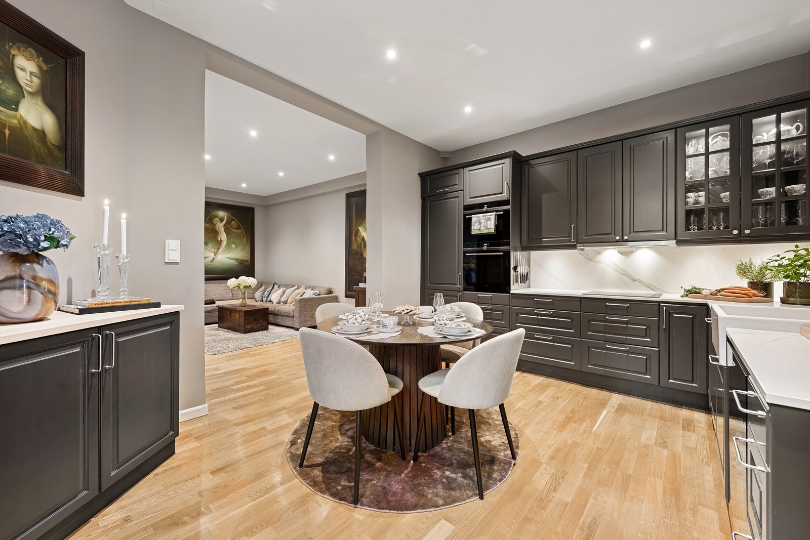 I 2023 ble det også installert nye spotter i taket med led og gulere lys, for å få en varmere/ lunere farge i leiligheten med nye trådløse dimmere Galleribilde