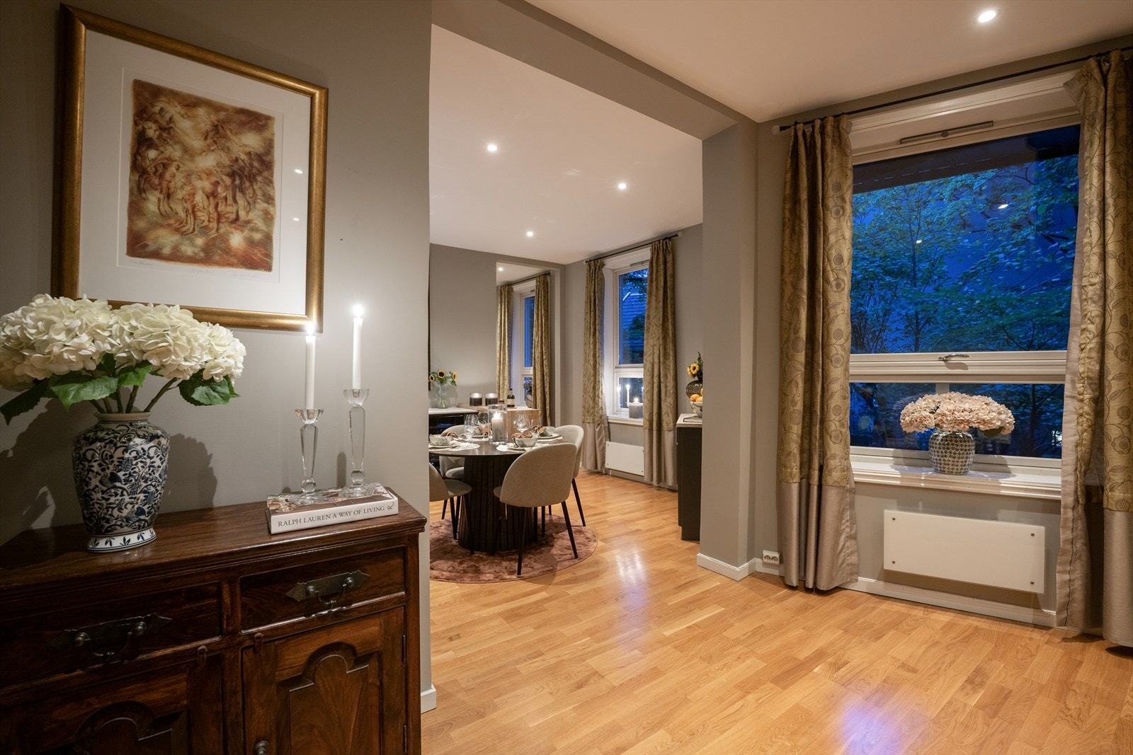 Leiligheten vender mot stille bakgård og har en skjermet beliggenhet med nærhet til både byliv og grøntarealer Galleribilde