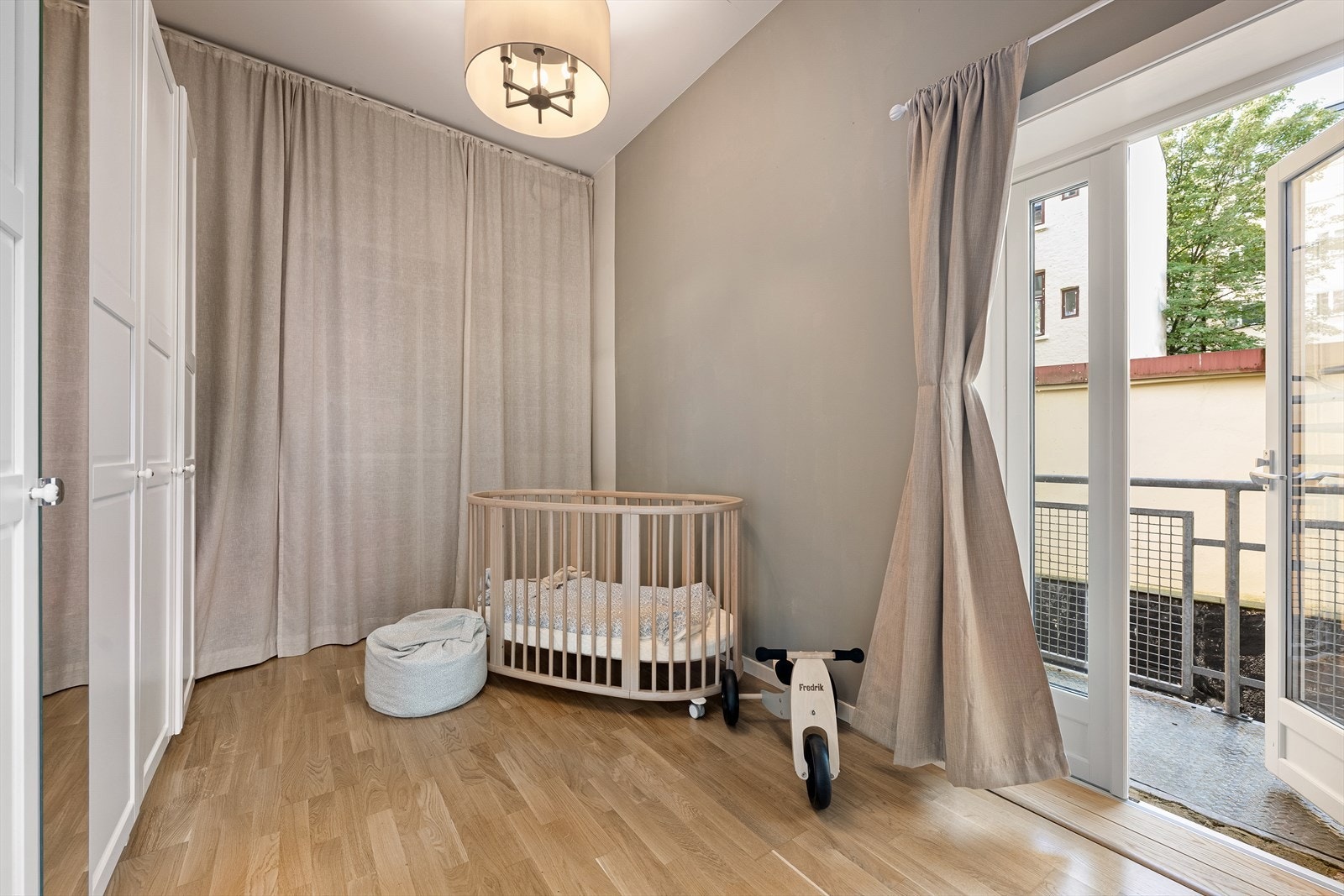 Soverom nr. 2 har utgang til en brannbalkong på 4 kvm med ettermiddagssol sommerstid Galleribilde