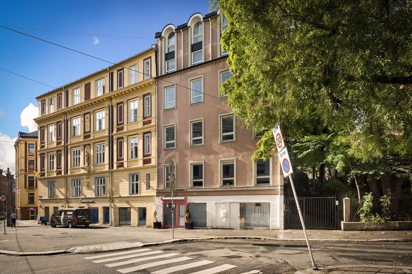 Leiligheten har en svært attraktiv og urban beliggenhet i ettertraktede Homansbyen midt mellom Oscars gate og Parkveien, et populært og svært sentralt område i Oslo - Her bor du med alle byens fasiliteter rett utenfor døren Galleribilde