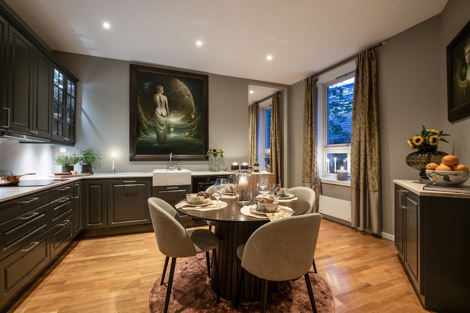 Kjøkkenet ble oppgradert i 2023 og er levert av Drømmekjøkken med grå profilerte fronter, enkelte glassfronter samt integrert belysning i overskap og under overskap - Benkeplate i steinkompositt med kum i porselen Galleribilde