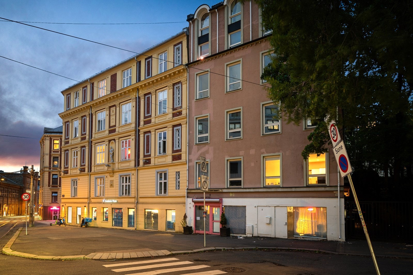 Leiligheten har en attraktiv og urban beliggenhet midt på Bislett/Homansbyen, et populært og svært sentralt område i Oslo - Sameiet har 3 parkeringsplasser i bakgården Galleribilde