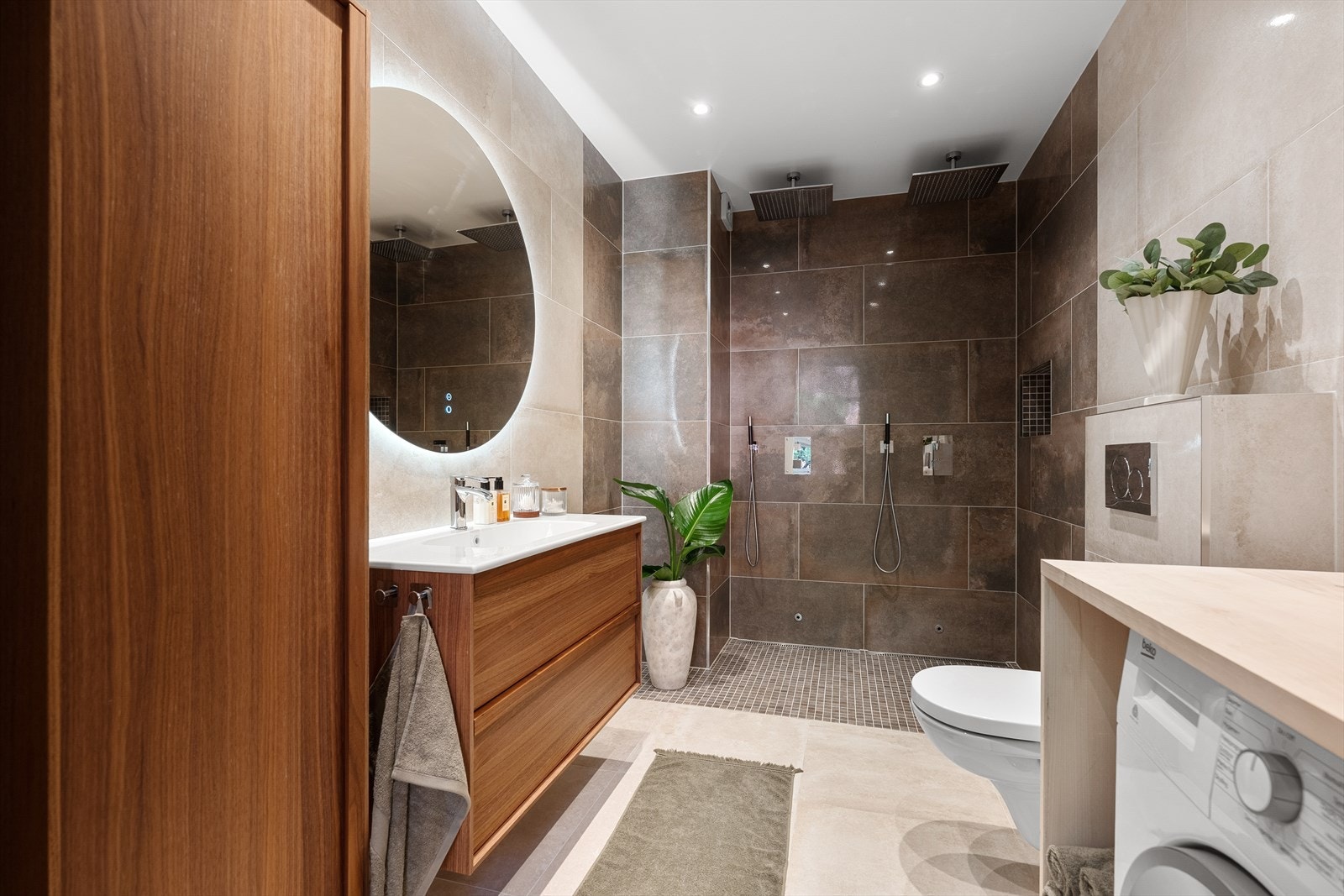 Delikat flislagt baderom som ble rehabilitert i 2023 - Badet er innredet med dobbeldusj fra Tapwell, vegghengt toalett fra Villeroy & Boch og dusjnisje med mosaikkfliser Galleribilde