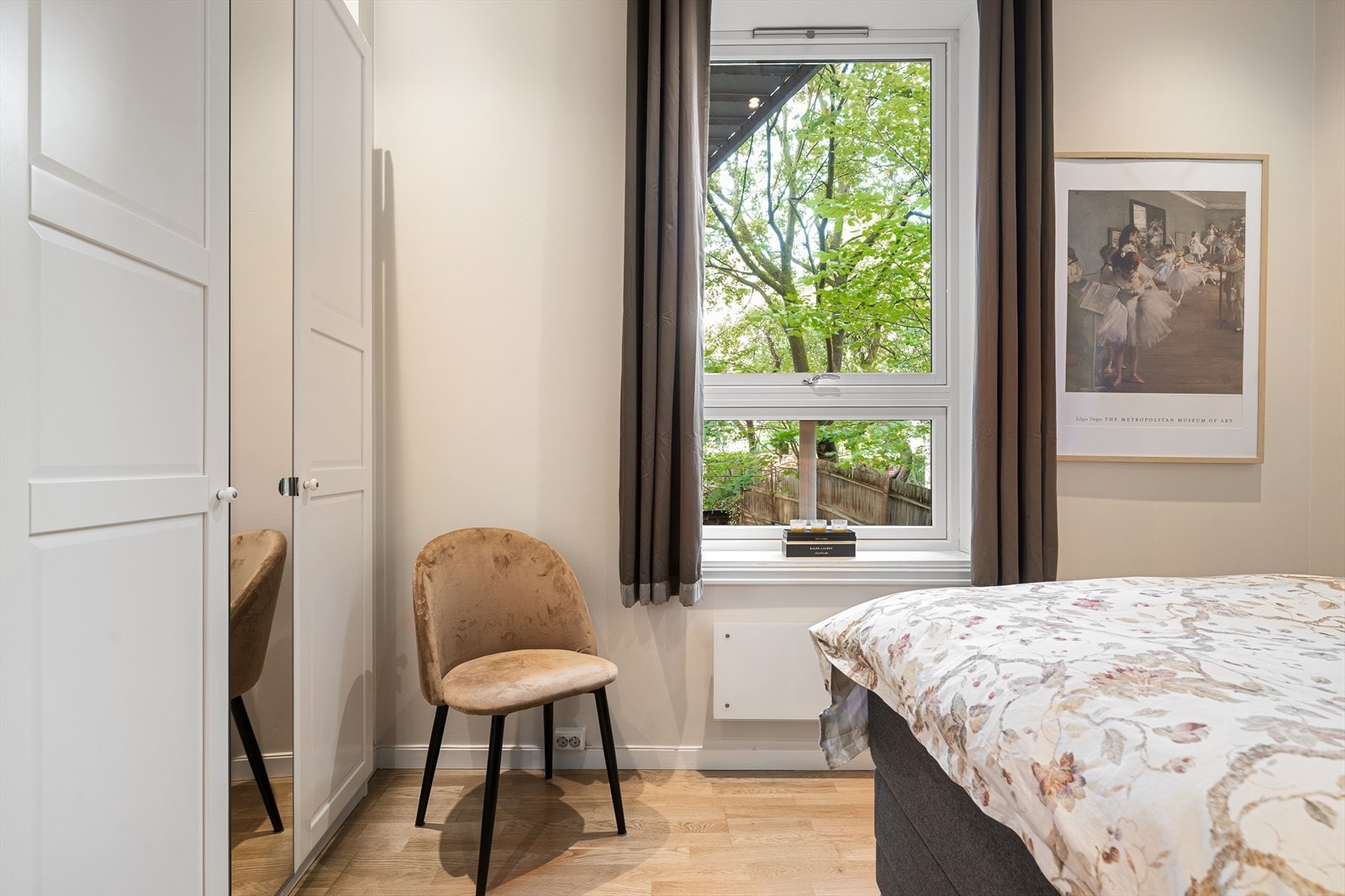 Soverommene vender mot lukket og skjermet bakgård Galleribilde