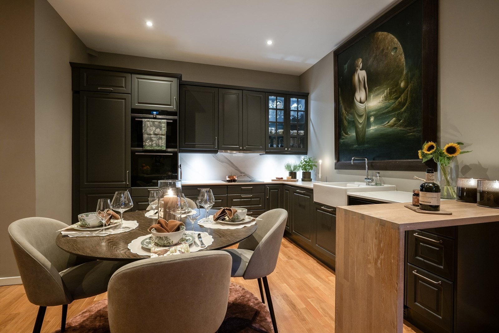 Kjøkkenet er utstyrt med integrerte hvitevarer bestående av Siemens induksjonstopp, Siemens StudioLine kombidampovn og stekeovn i full størrelse, integrert Electrolux kjøle- og fryseskap, integrert Asko oppvaskmaskin samt RørosHetta ventilator. Galleribilde