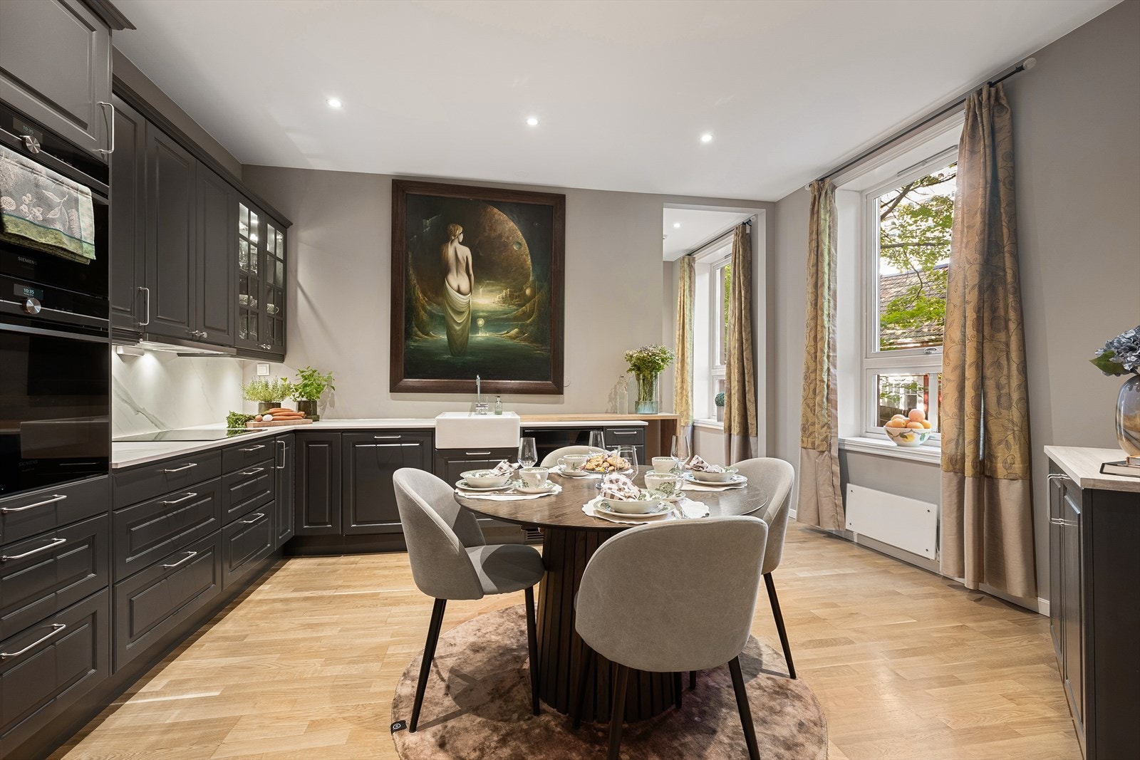 I tilknytning til kjøkkenet er det god plass til spisebord Galleribilde