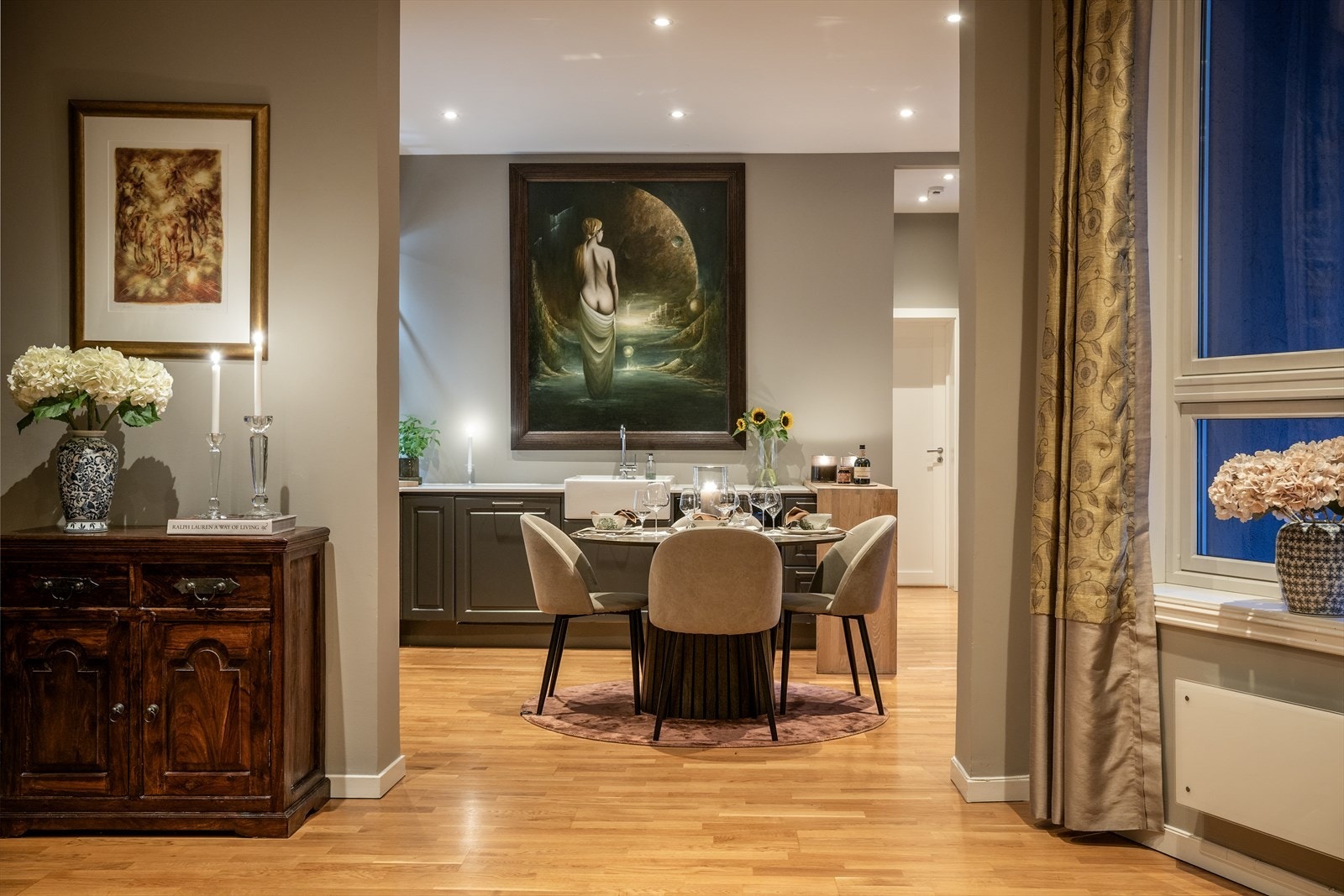 Leiligheten er modernisert med oppgraderte overflater, flott kjøkken og et delikat bad Galleribilde